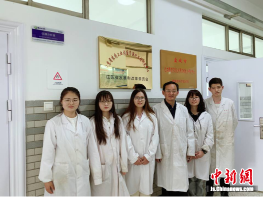 图为研究团队成员合照,右三为蔡照胜教授.