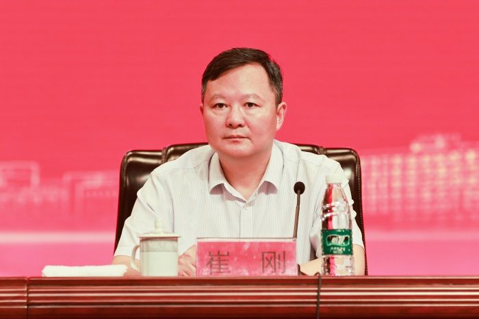 党委常委,副校长崔刚宣读校级表彰决定党委常委,副校长王资生主持大会