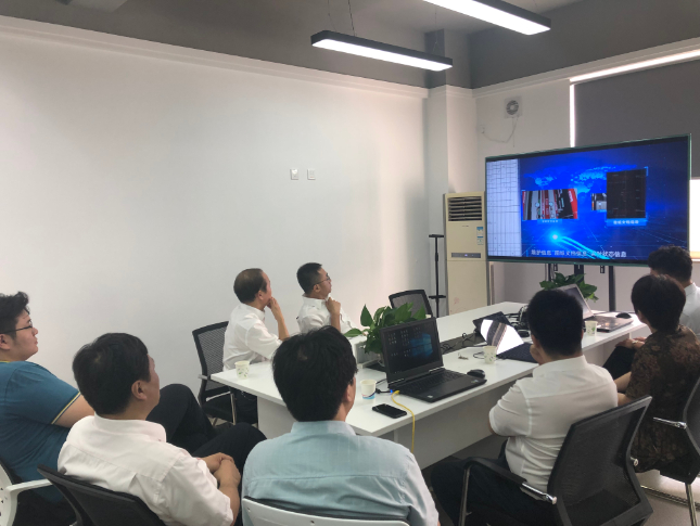 在南京工业大学,学生与企业工程师共同研讨问题