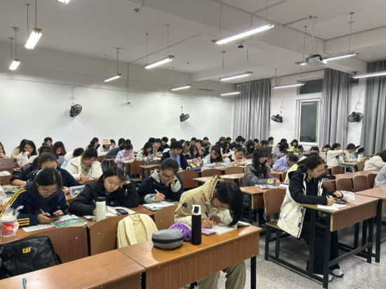 盐城工学院外国语学院大一学子家书活动暖心落幕